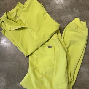 figs scrubs, over size Rafaela top size XS, Medium petite high waisted joggers.